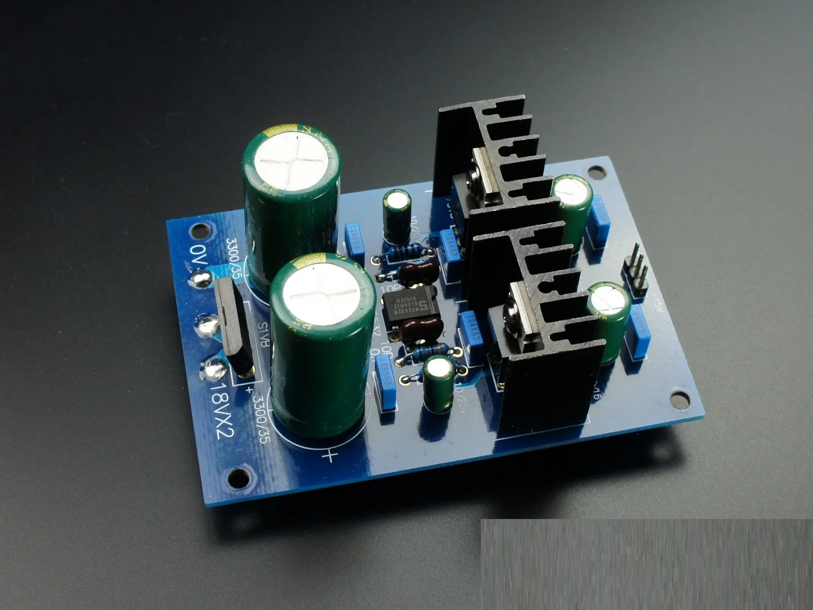 

LITE A-13 Active Серводвигатель питания с выходом ± 15 В/1 А