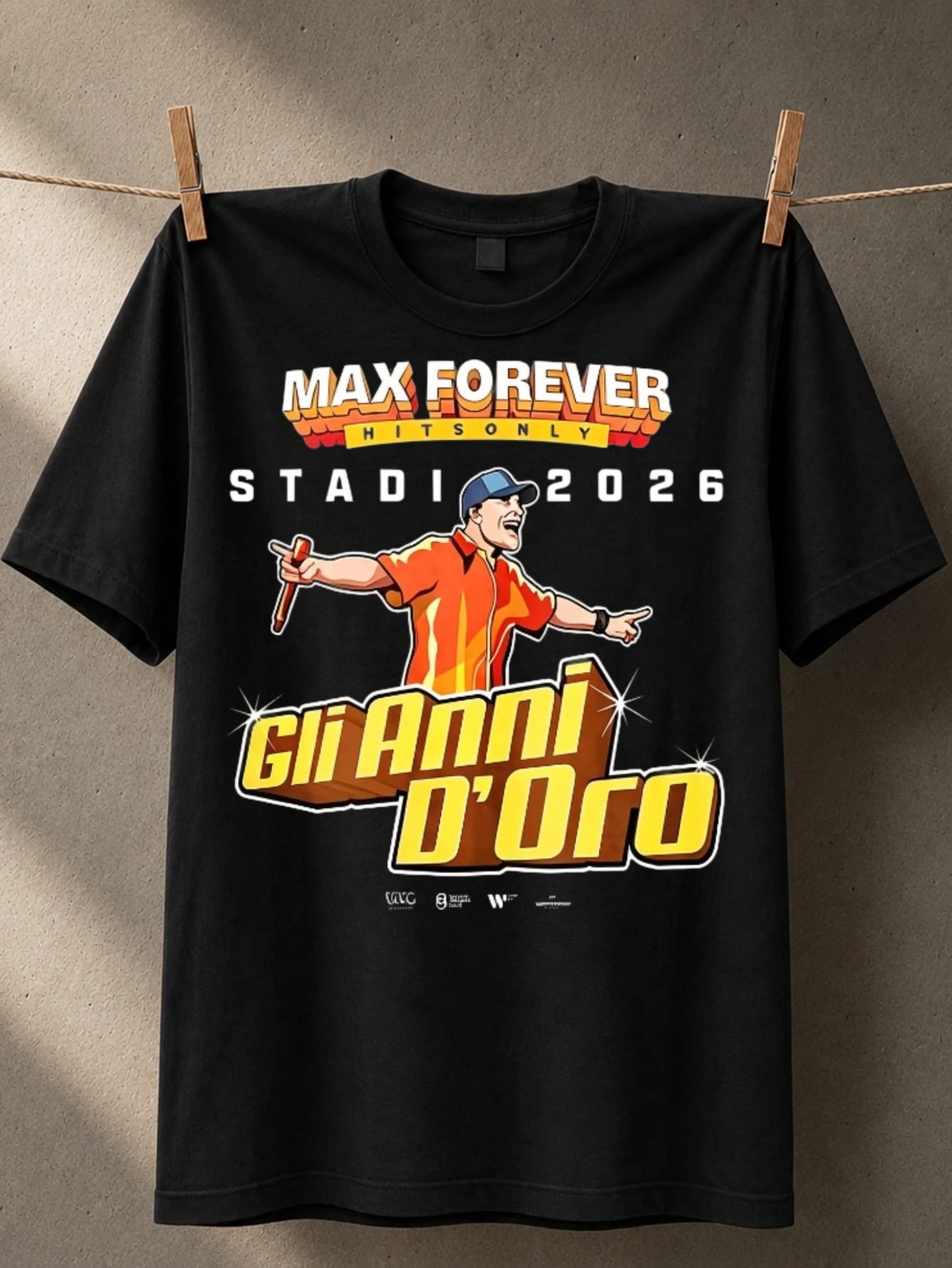 Фото Футболка унисекс Max Forever Stadio 2026 с мультяшным изображением певца на сцене в оранжевом костюме, с ретро-золотыми надписями и изображением хитов. №1