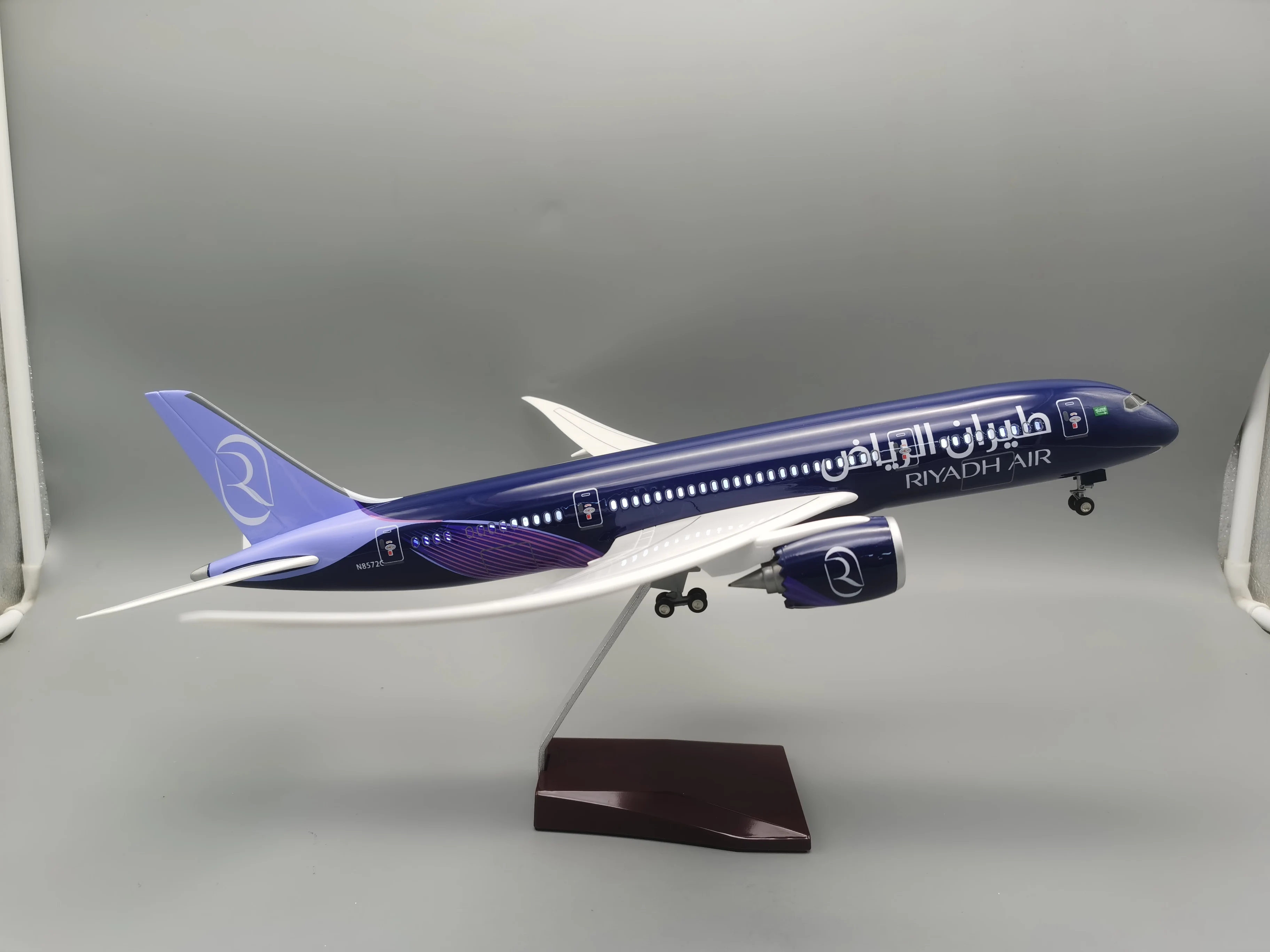 Модель самолета 43 см B787 Riyadh Airline из смолы с подсветкой и светодиодной для