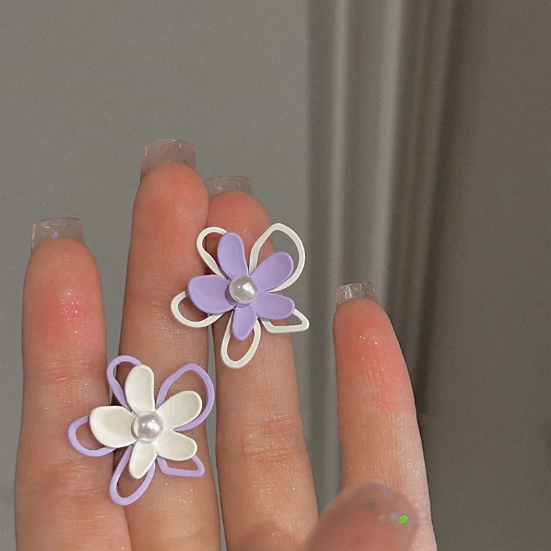 

Серебряная игла, маленькие Асимметричные двухслойные серьги в виде цветка с свежим жемчугом, популярная в Интернете модная нишевая Милая элегантная серьга