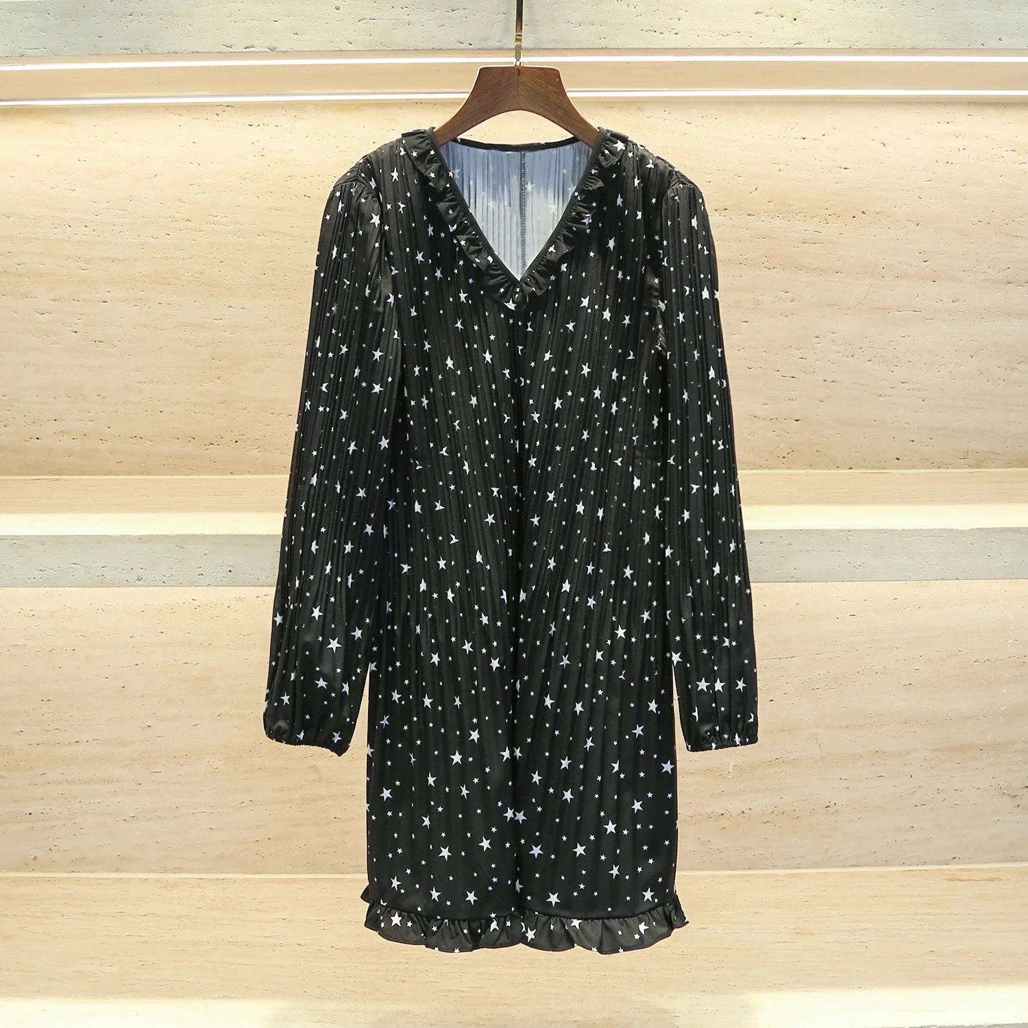 

Женское платье с V-образным вырезом, рукавами-фонариками и оборками, лето 2023