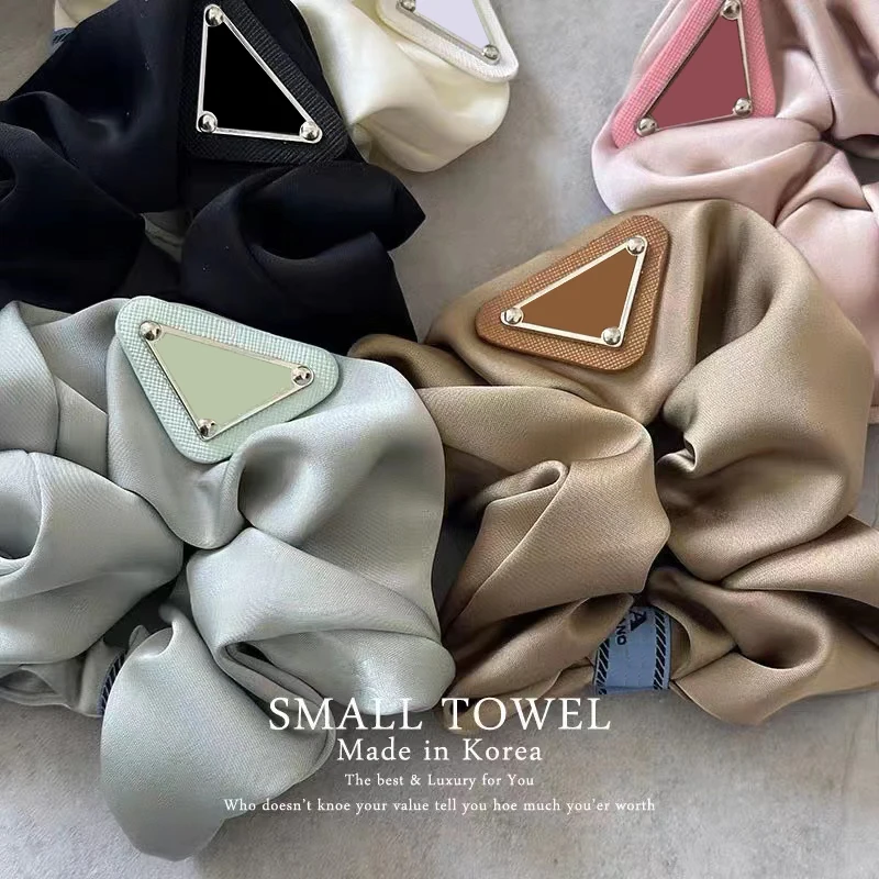 

Расширенная французская перевернутая треугольная черно-белая повязка для волос