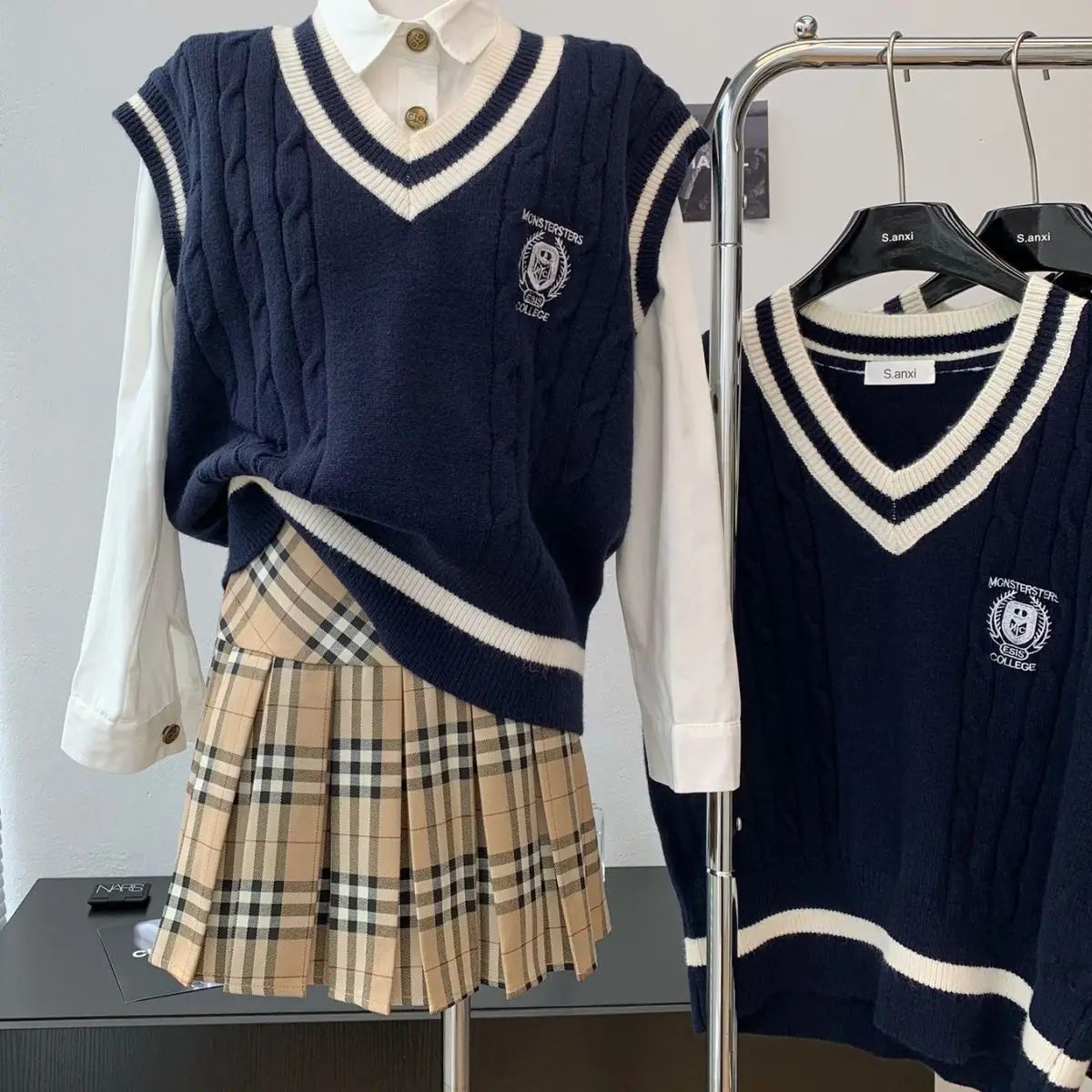 

Англия 2022 осень новый темно-синий свитер жилет кавайный колледжский стиль корейская мода Свободный Повседневный вязаный свитер большого размера пальто