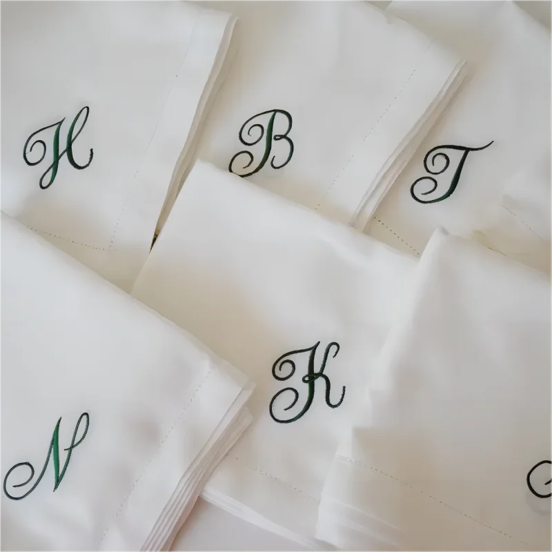 Белые обеденные салфетки с монограммой и вышивкой белые подарочные для