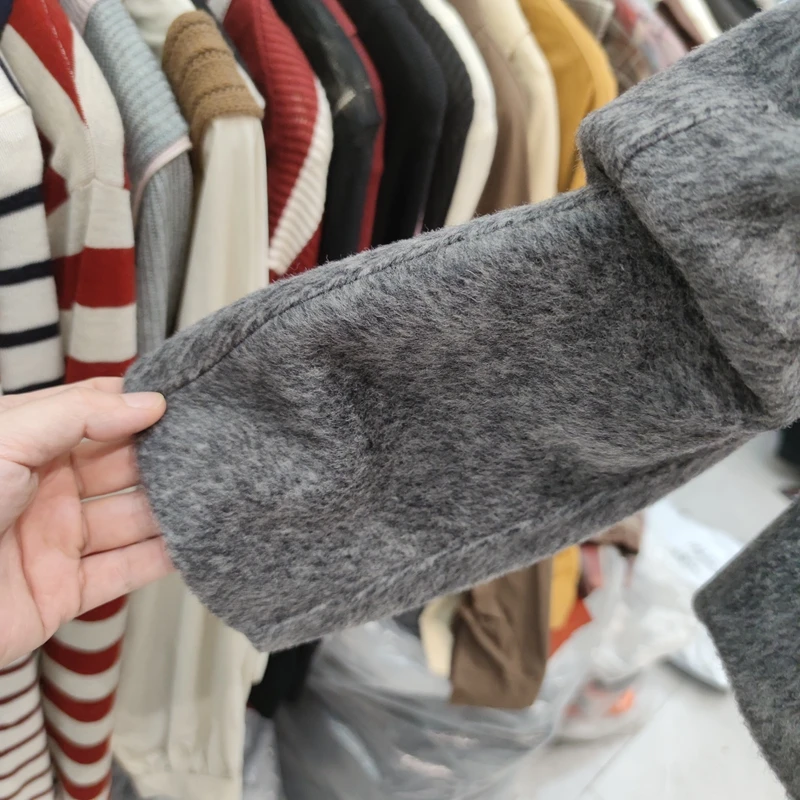 24750 короткое шерстяное плюшевое пальто с длинными рукавами и лацканами дизайн