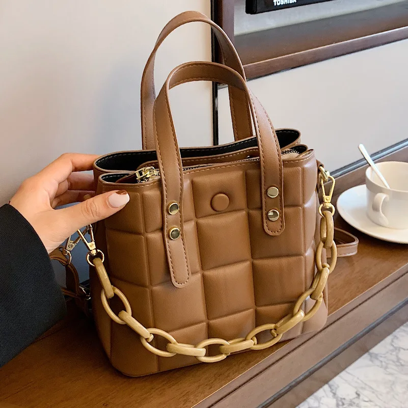 

Новые женские осенне-зимние сумки через плечо, универсальные модные сумки через плечо для женщин, сумки-тоуты с цепочками, вместительная су...