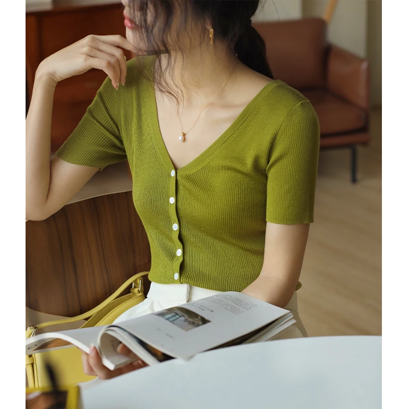 

A Camisole vest women's suit with bottom layer pure cotton I-shaped broadband design sense niche outside wear top button