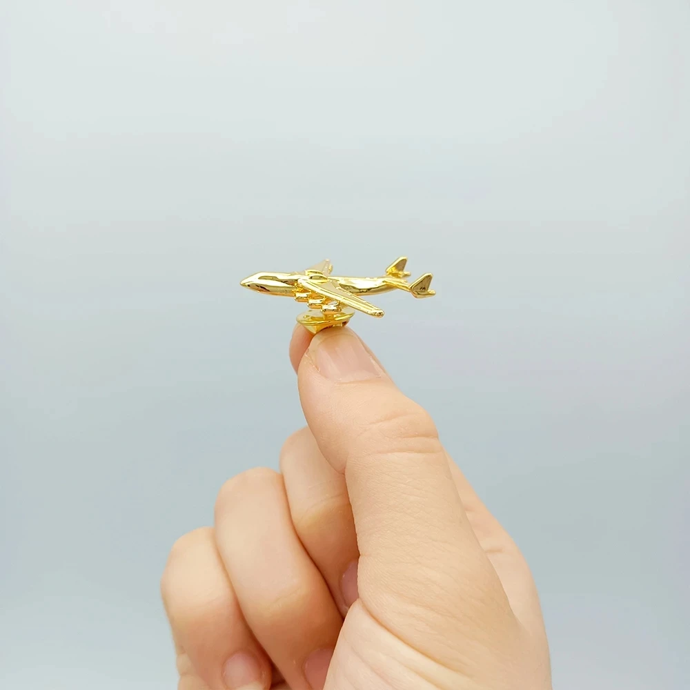 Брошь в форме самолета золотистая и хромированная брошь
