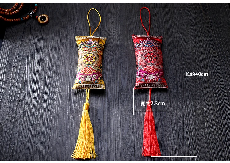 Тибетские буддистские изделия: комбинация восьми благоприятных порошков благовоний в саше для подвешивания в машине.