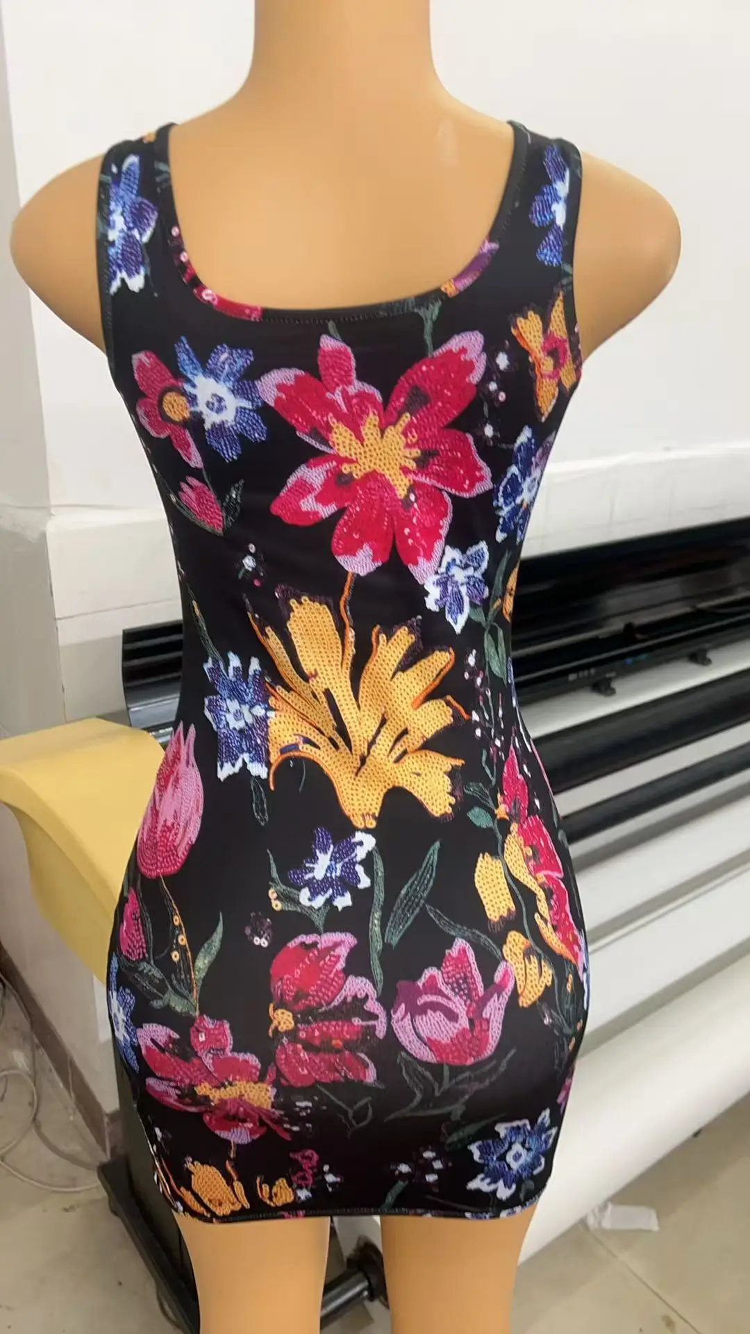 Стильное женское мини-платье Bodycon с цветочным принтом 2026, без рукавов, с квадратным вырезом, с боковым разрезом, для клуба и летних вечеринок (art.: 3920daf494a67) - 3920daf494a67