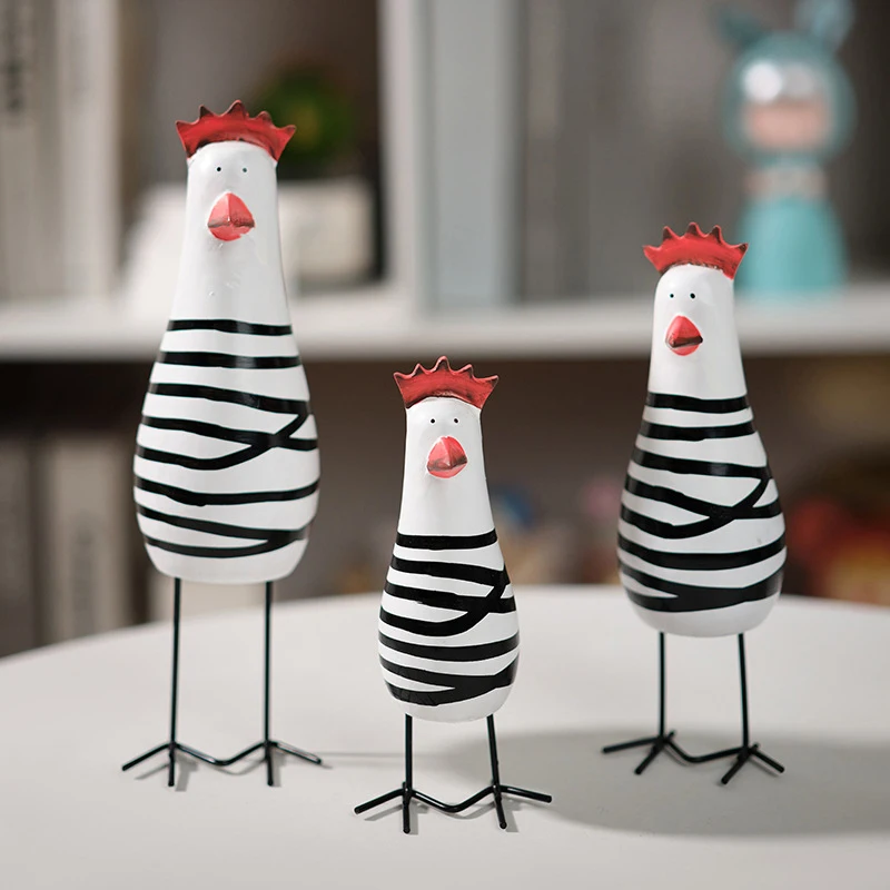

3Pcs/Set Stylish Painted Chicken Statue Handmade 3 Sizes Painted Chicken Ornament Carved Chicken Decoration