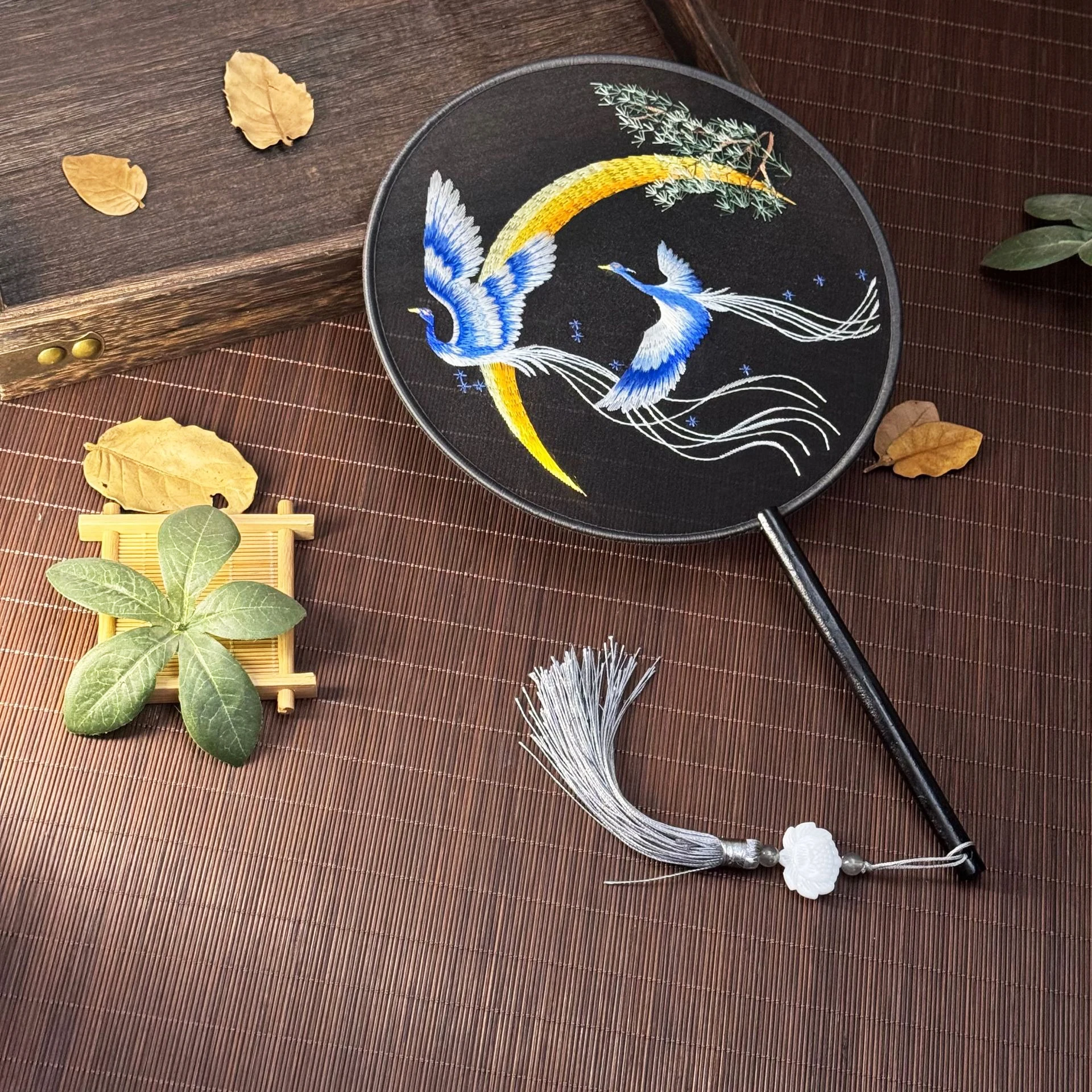 

Китайский шелковый веер с вышивкой