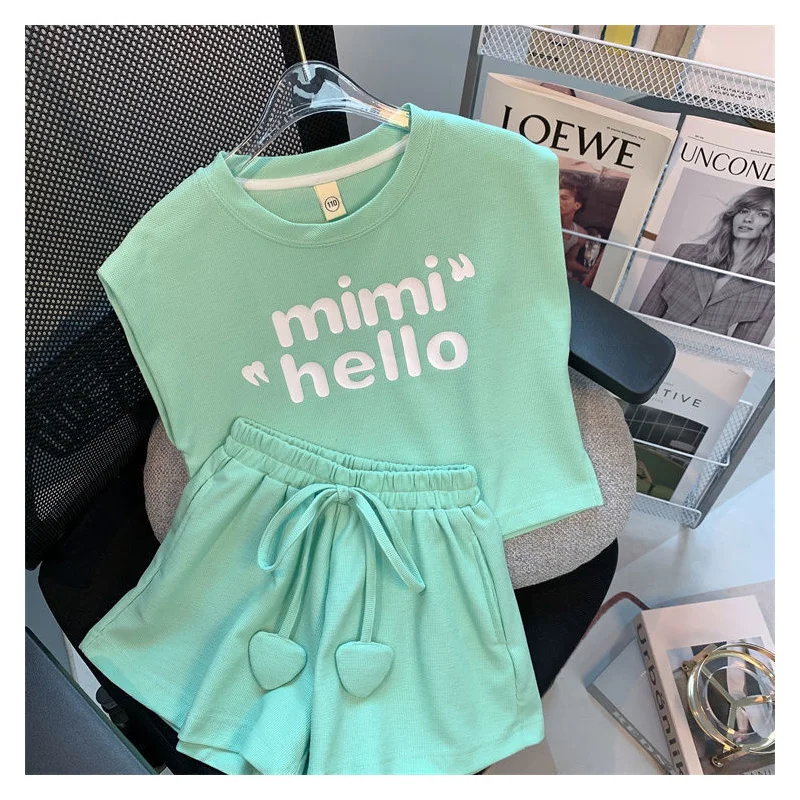 

Детский летний костюм из двух предметов, футболка без рукавов и шорты с широкими штанинами с надписью