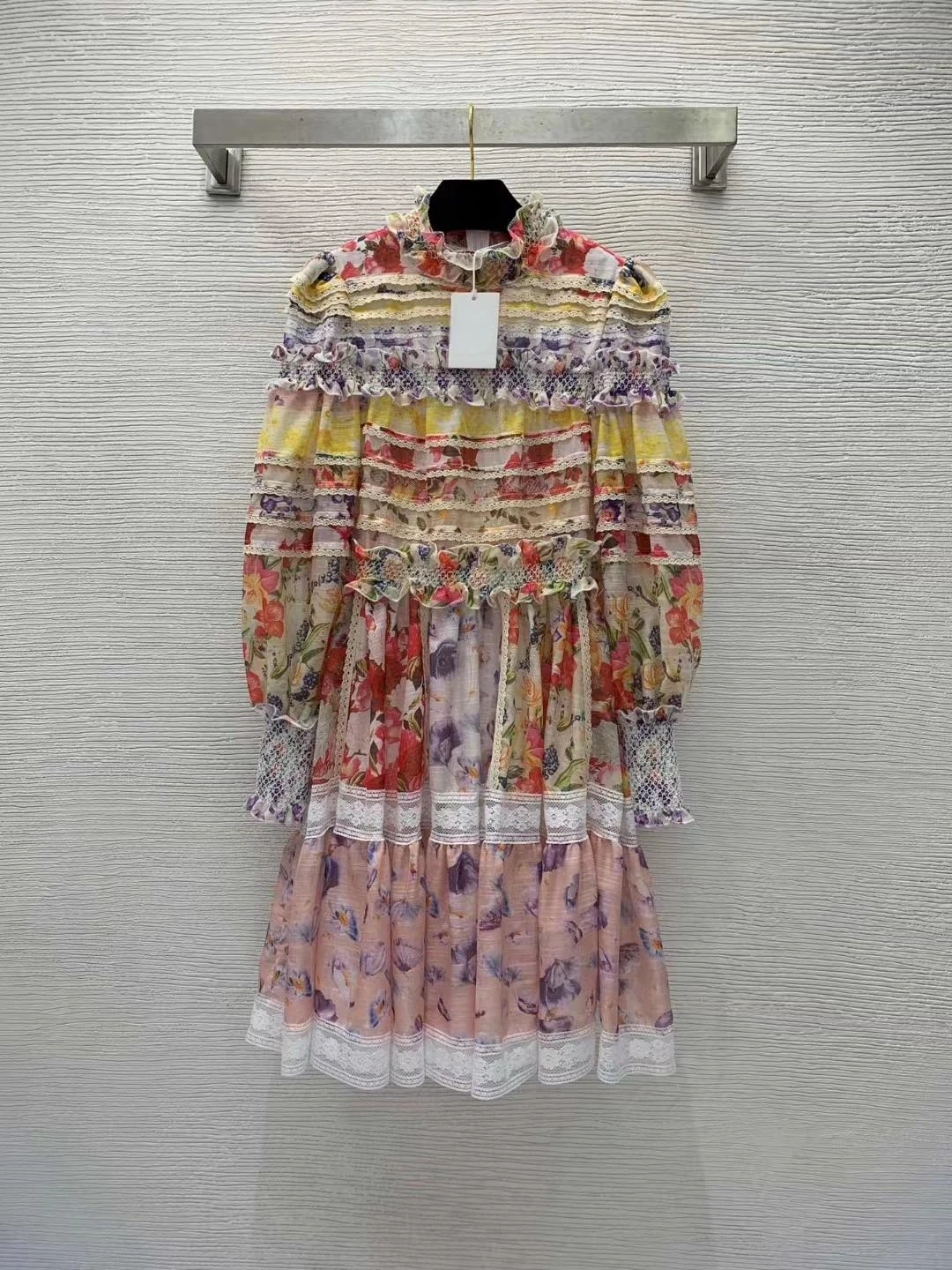 

Весна-лето 2024, новинка, высококлассные по индивидуальному заказу, сверхсложные многослойные деревянные кружевные вставки с ушками, воротник-стойка с рукавами-фонариками