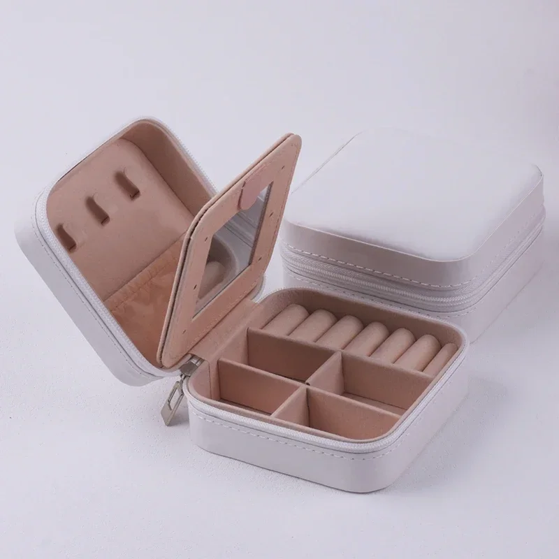 

Кожаный дорожный футляр для украшений LAURE MORY BIJOUX