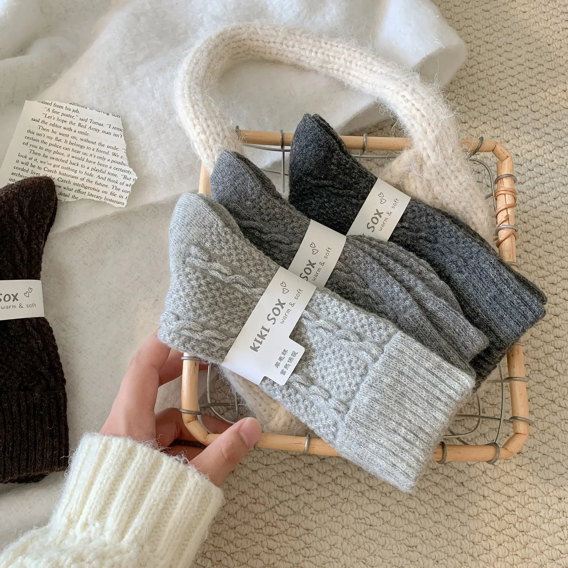 Осенние и зимние шерстяные женские носки простые однотонные средней длины в