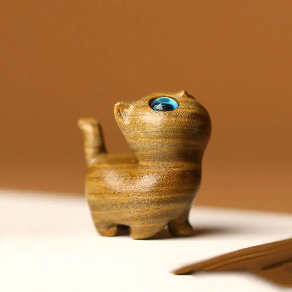 

Настольная фигурка кота из сандала