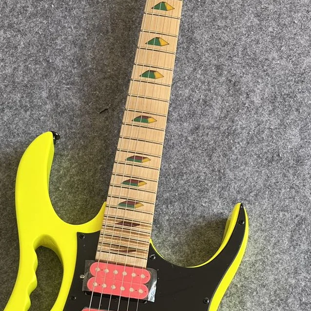 Электрогитара изготовленная на заводе из клена и персикового дерева самая