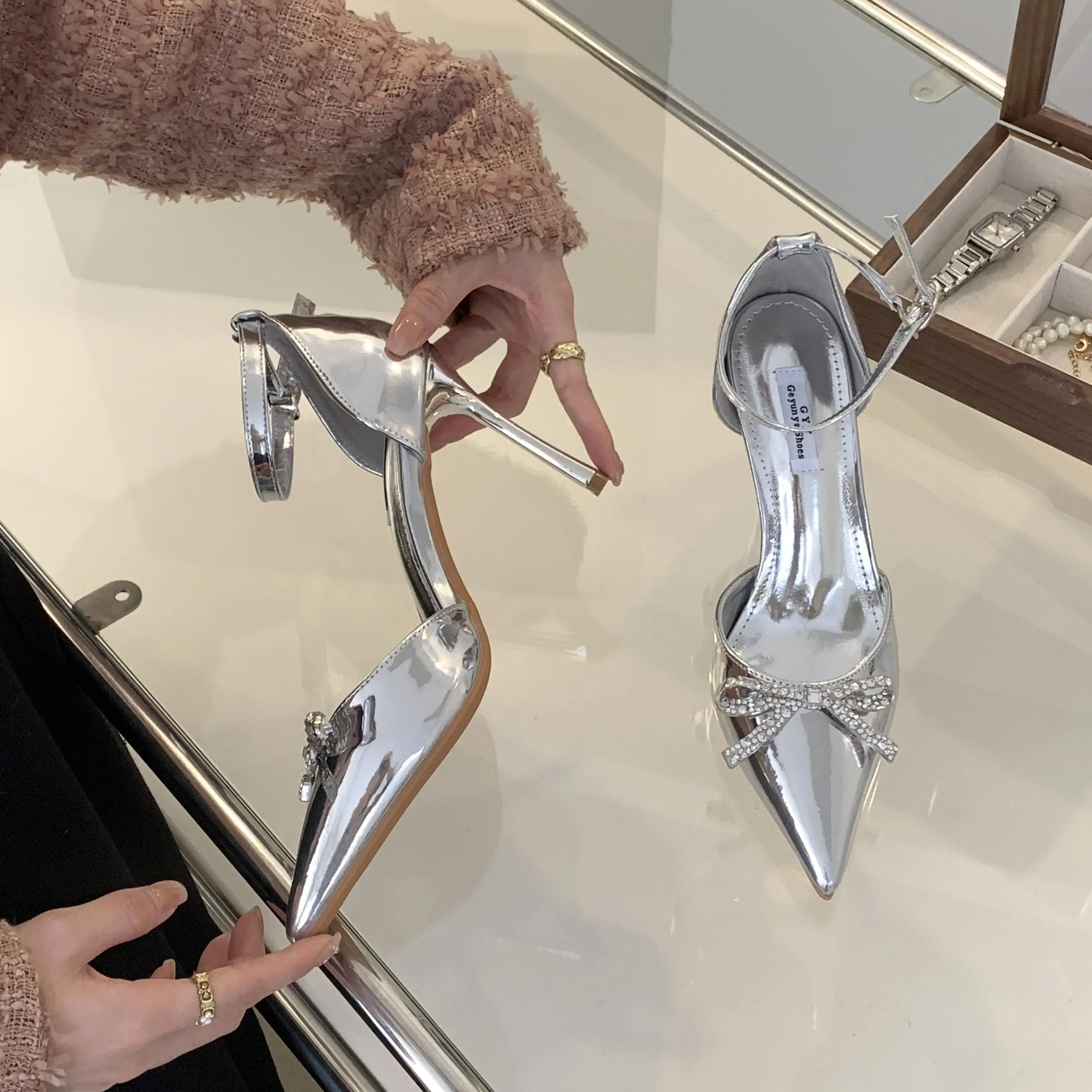 Женские босоножки с острым носком Xibeilove серебристые на высоком каблуке