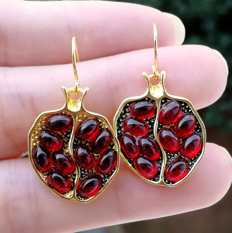 

Boho Vintage Gold Color Fruit Pomegranate Drop Earrings For Women Natural Red Garnet Hook Earrings Wedding Band Jewelry Gifts