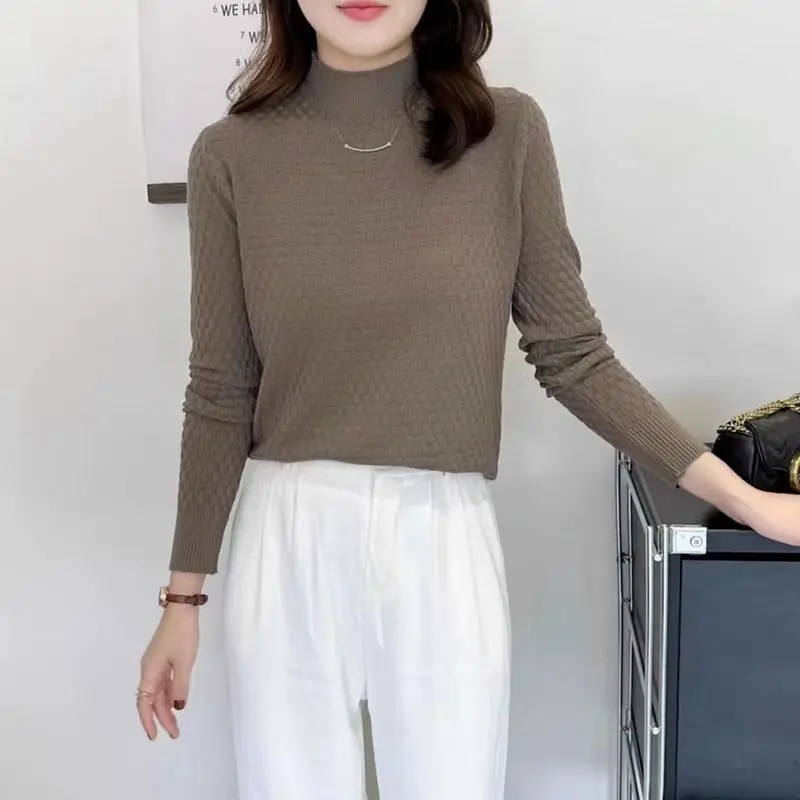 Женский трикотажный базовый свитер с воротником-стойкой и длинными рукавами