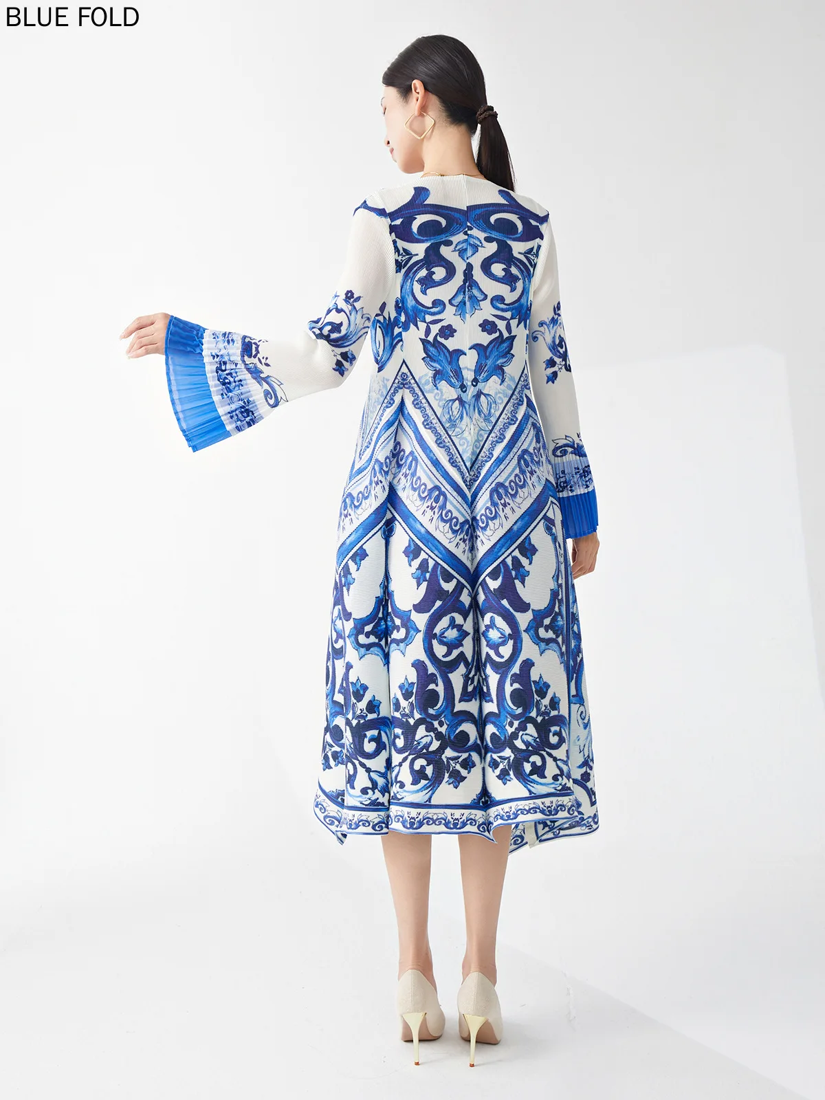 Женское свободное сине-белое фарфоровое платье рукав-труба облегающий крой