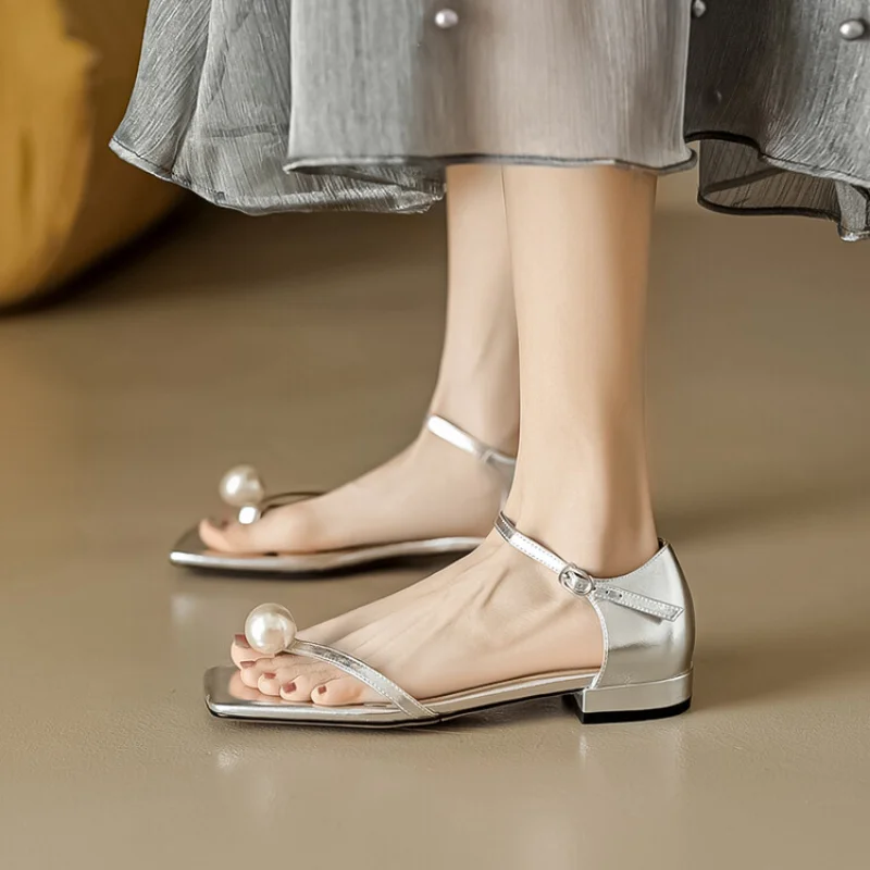 2023 Summer New French Leather Pearl One-line Buckle with Thick Black Square Head Clip Toe Simple Flat Sandals Women 582