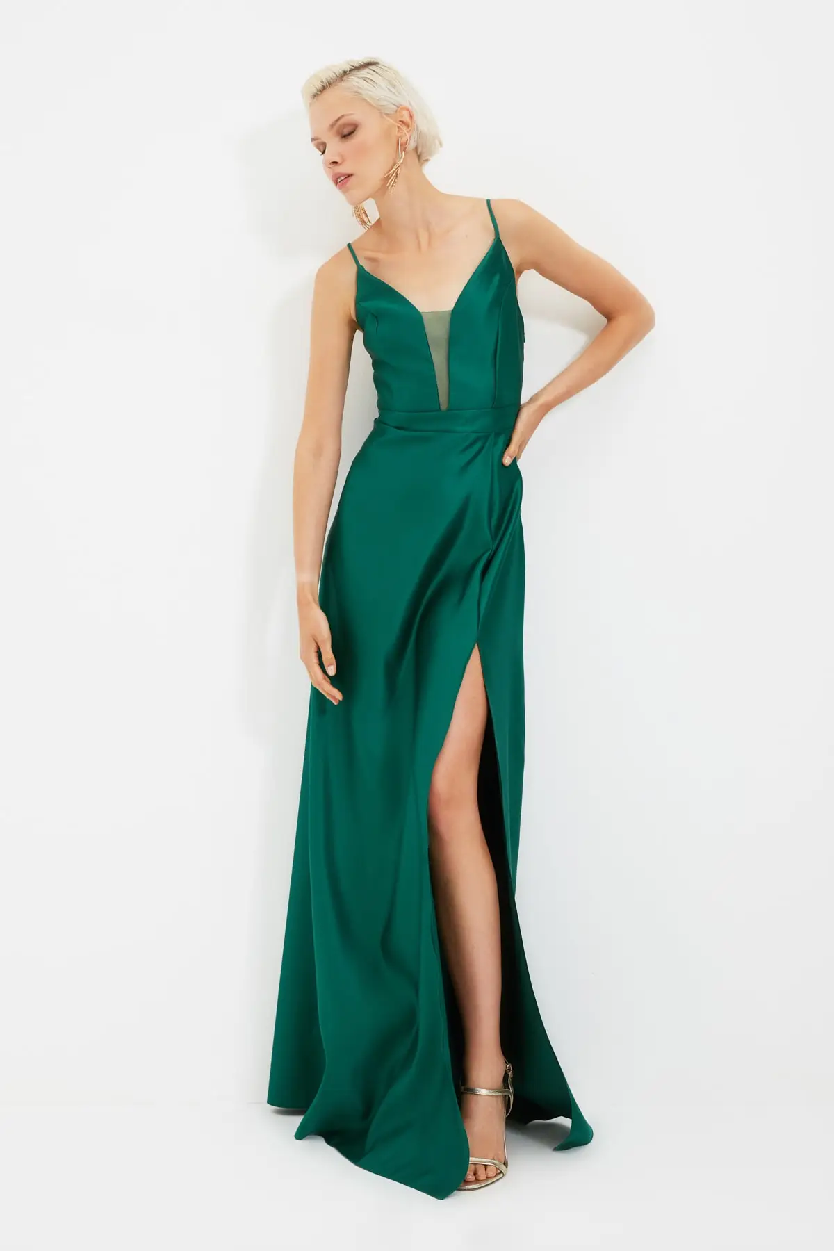 

Изумрудно-зеленое вечернее платье с завязками на спине