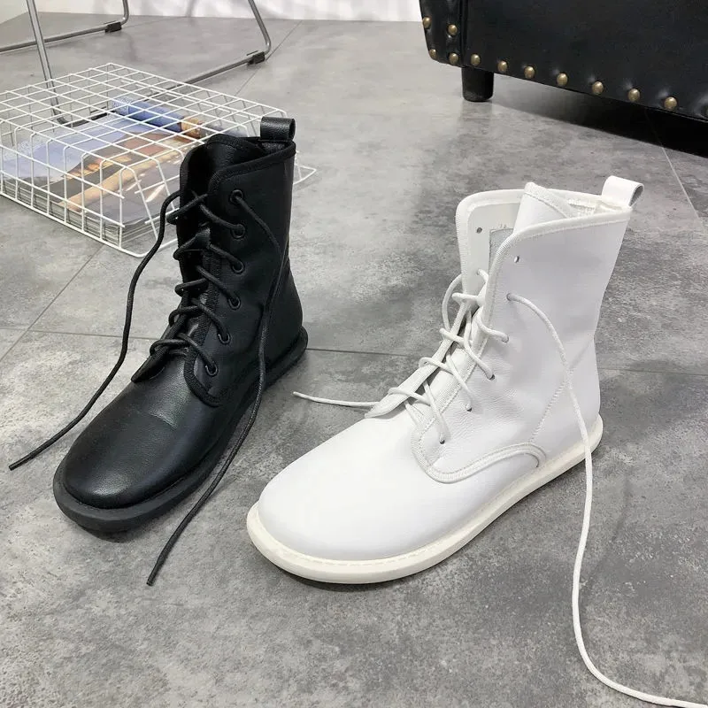 

Женские повседневные ботильоны в стиле Харадзюку, осенняя лаконичная обувь на плоской подошве со шнуровкой, мягкие кожаные ботинки черного...