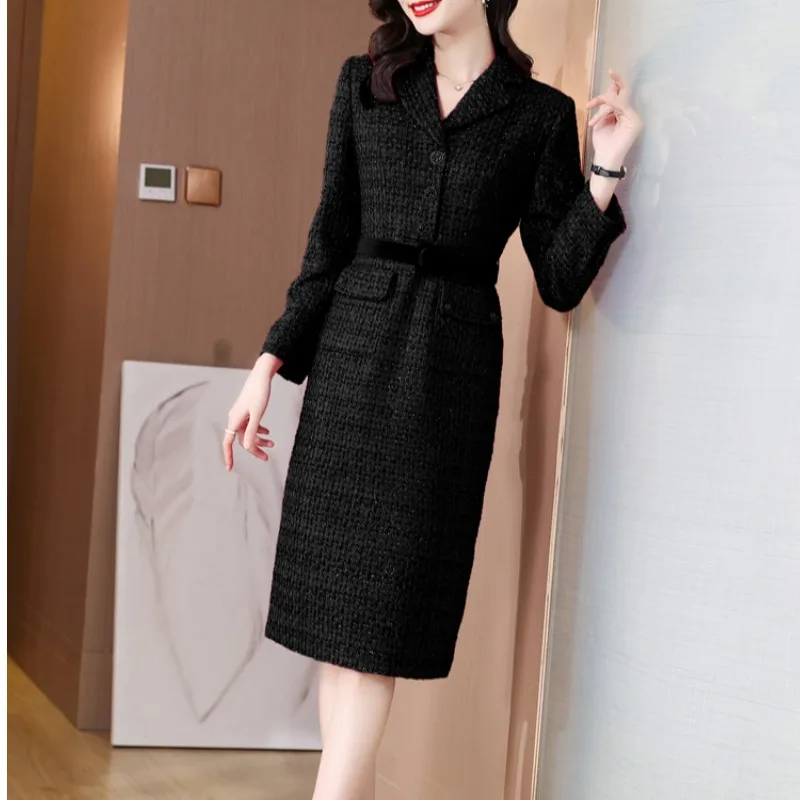 Женское облегающее платье-футляр с воротником-стойкой Осень-зима 2023