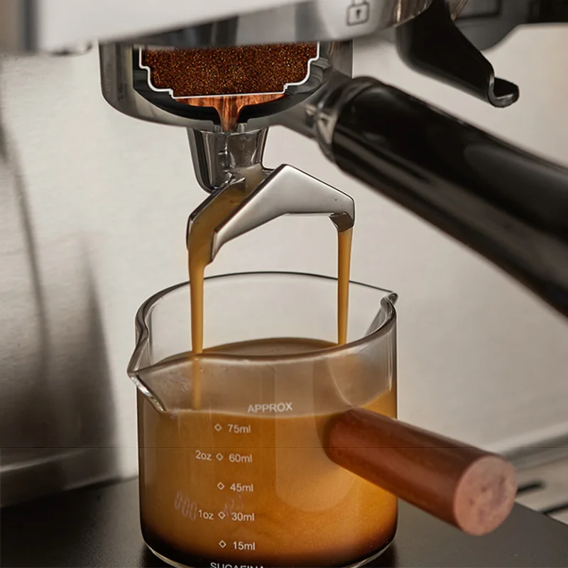 Компактная полуавтоматическая эспрессо-машина со встроенной кофемолкой для