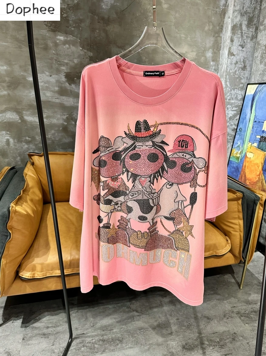 

Роскошная трендовая брендовая розовая футболка из коровьей кожи, популярный женский пуловер оверсайз, топ, уличная одежда, футболки средней длины с коротким рукавом и стразами