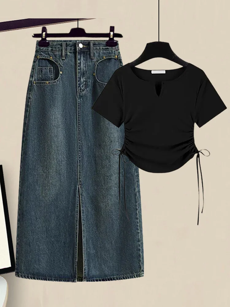 

Женский хлопковый костюм из футболки с коротким рукавом и джинсовой юбки с разрезом