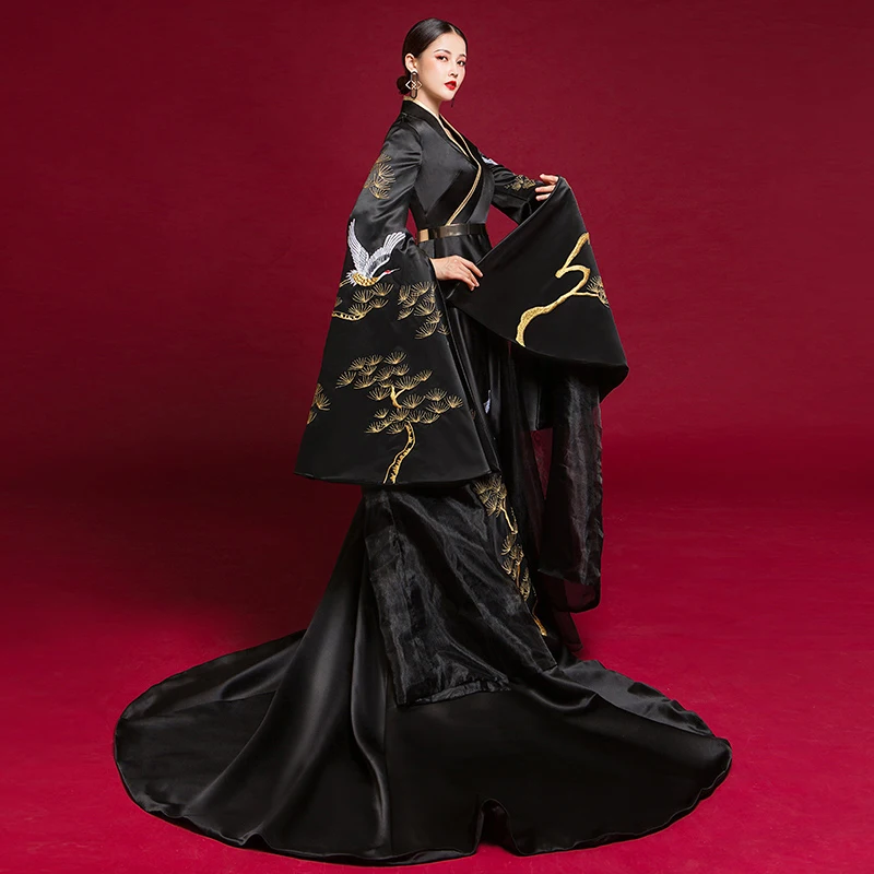 Рисунок 4 - Женское платье для выступлений в китайском стиле