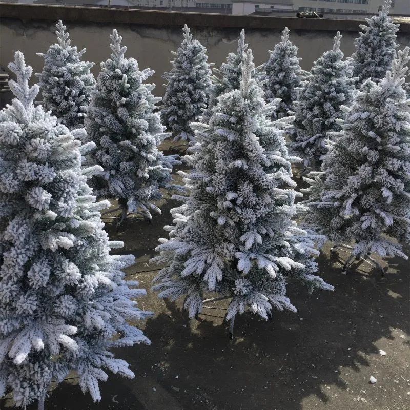 Рождественская елка из полиэтилена с потертостями металлической подставкой для