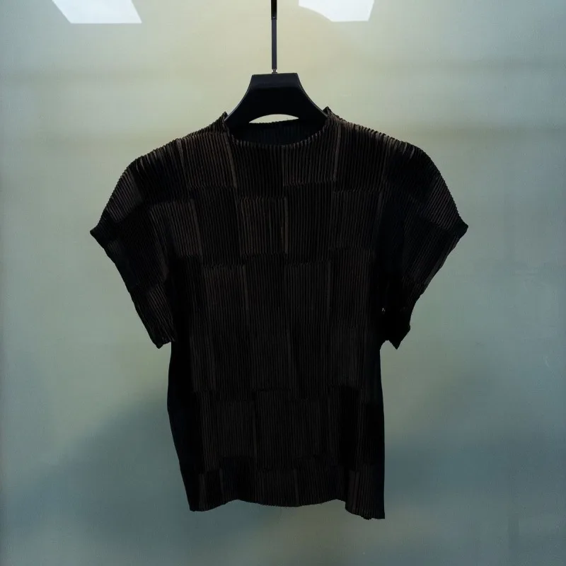 Фото Футболка с плиссировкой Miyake, короткий рукав, лето 2026, новинка, французский стиль, глянцевый атлас, модный, простой, элегантный, повседневный топ, женская одежда №3