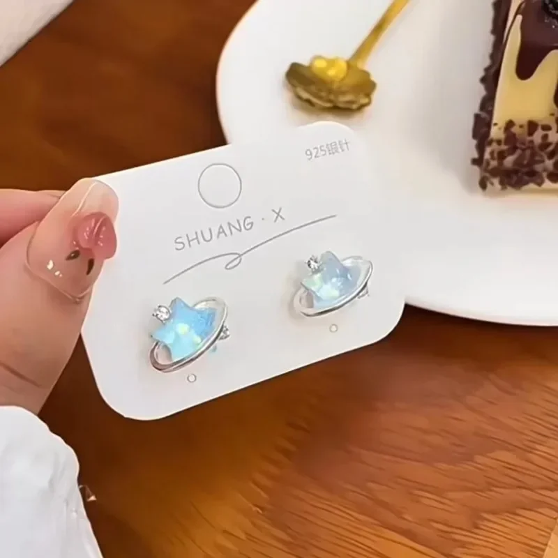 Новые темпераментные серьги-гвоздики из акриловой смолы с синей звездой для