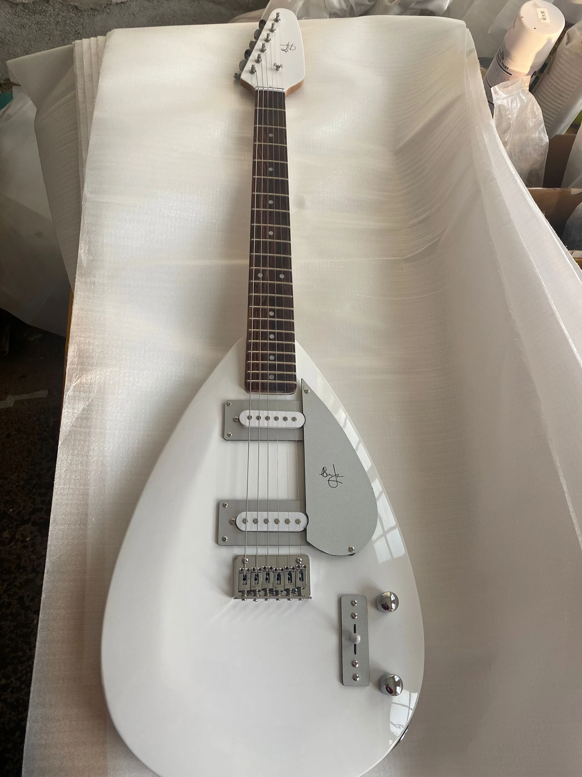 

Белая электрическая гитара YUMIYA в форме слезы Брайана Джонса на заказ