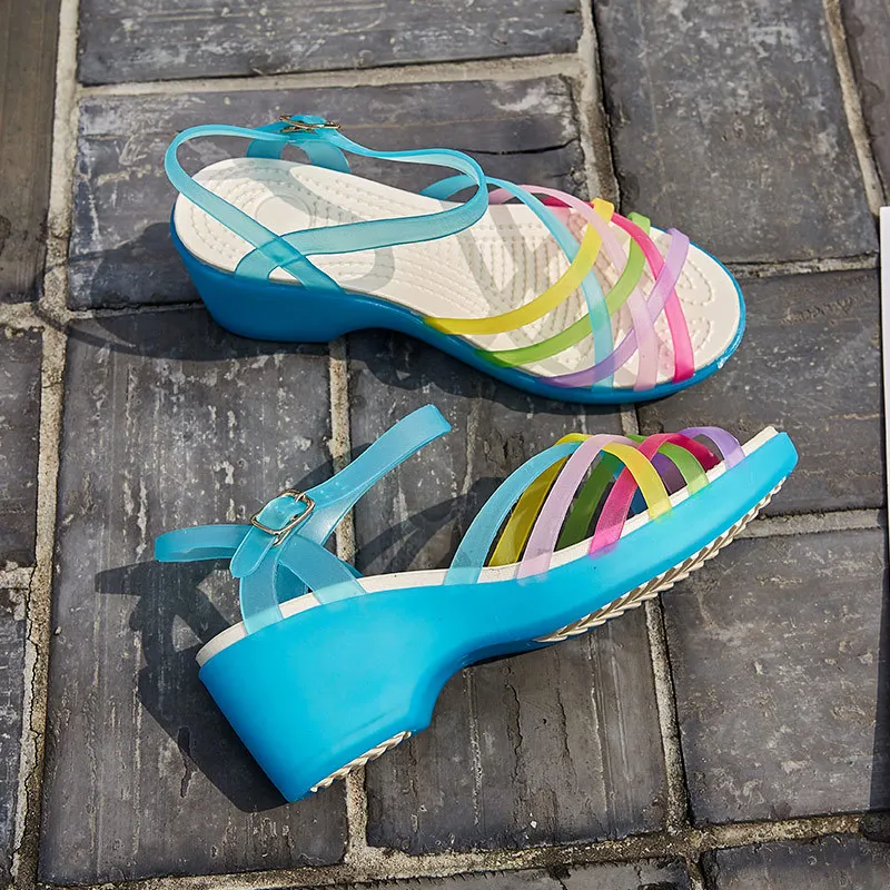 

Новинка весенне-летние женские туфли на танкетке и желе в европейском и американском стиле Нескользящие римские сандалии из ТПУ повседневн...