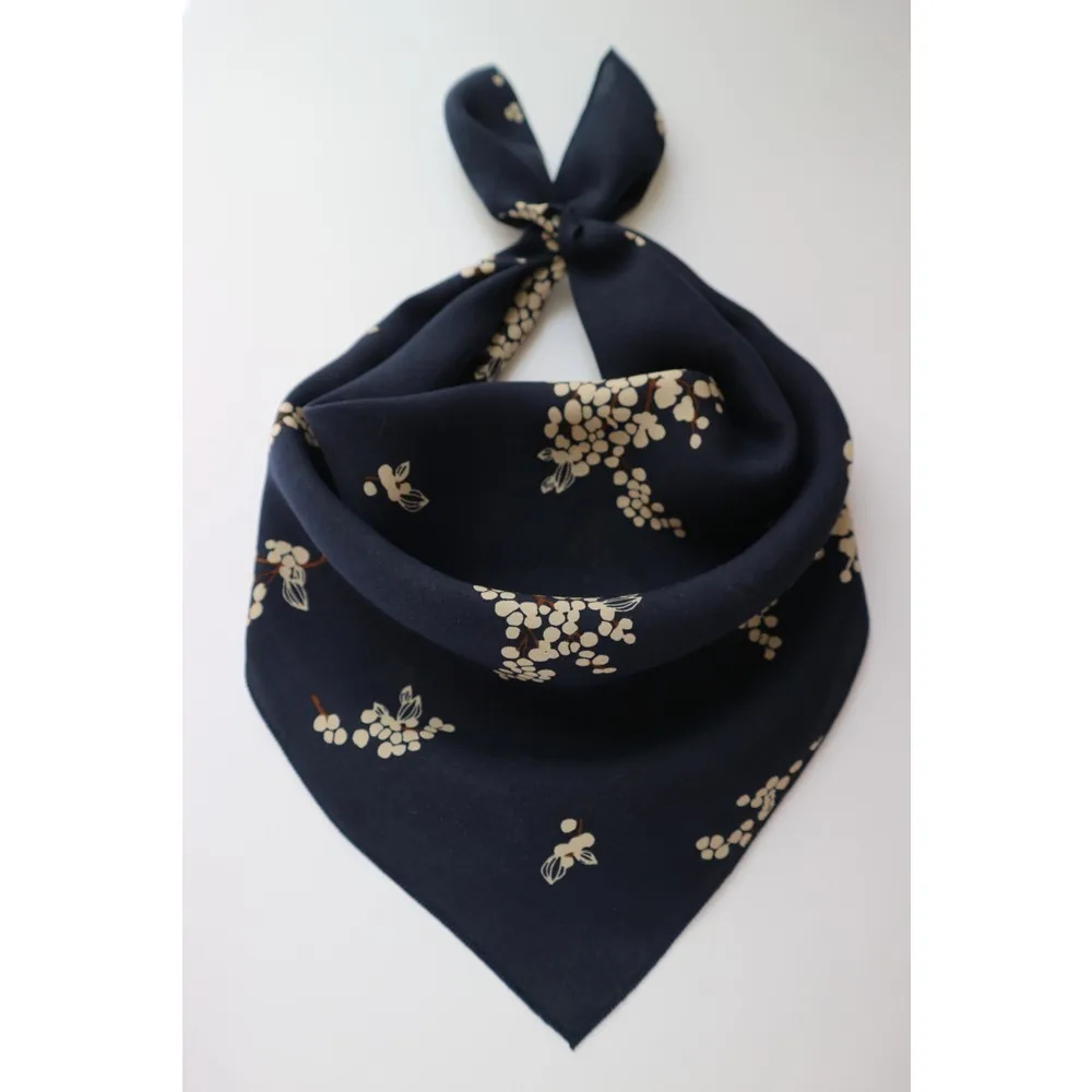 

Тёмно-синий хлопковый шарф с рисунком Dorlie iogde