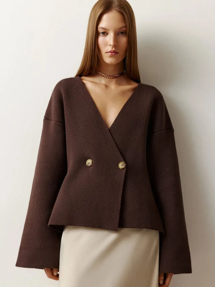 Рисунок 5 - Женский вязаный кардиган с V-образным