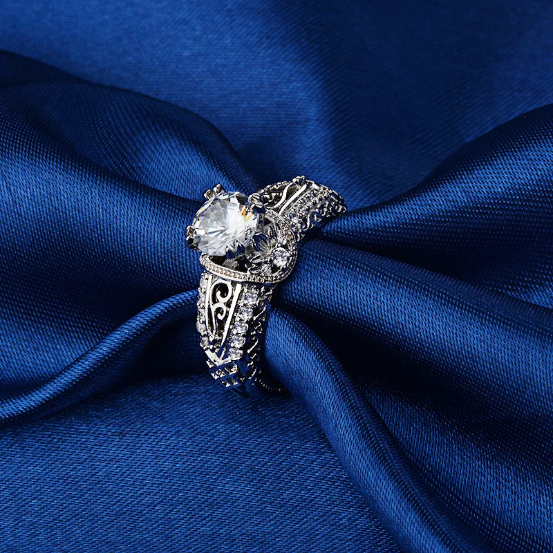 

Женское кольцо из серебра пробы с бриллиантами в виде подсолнуха