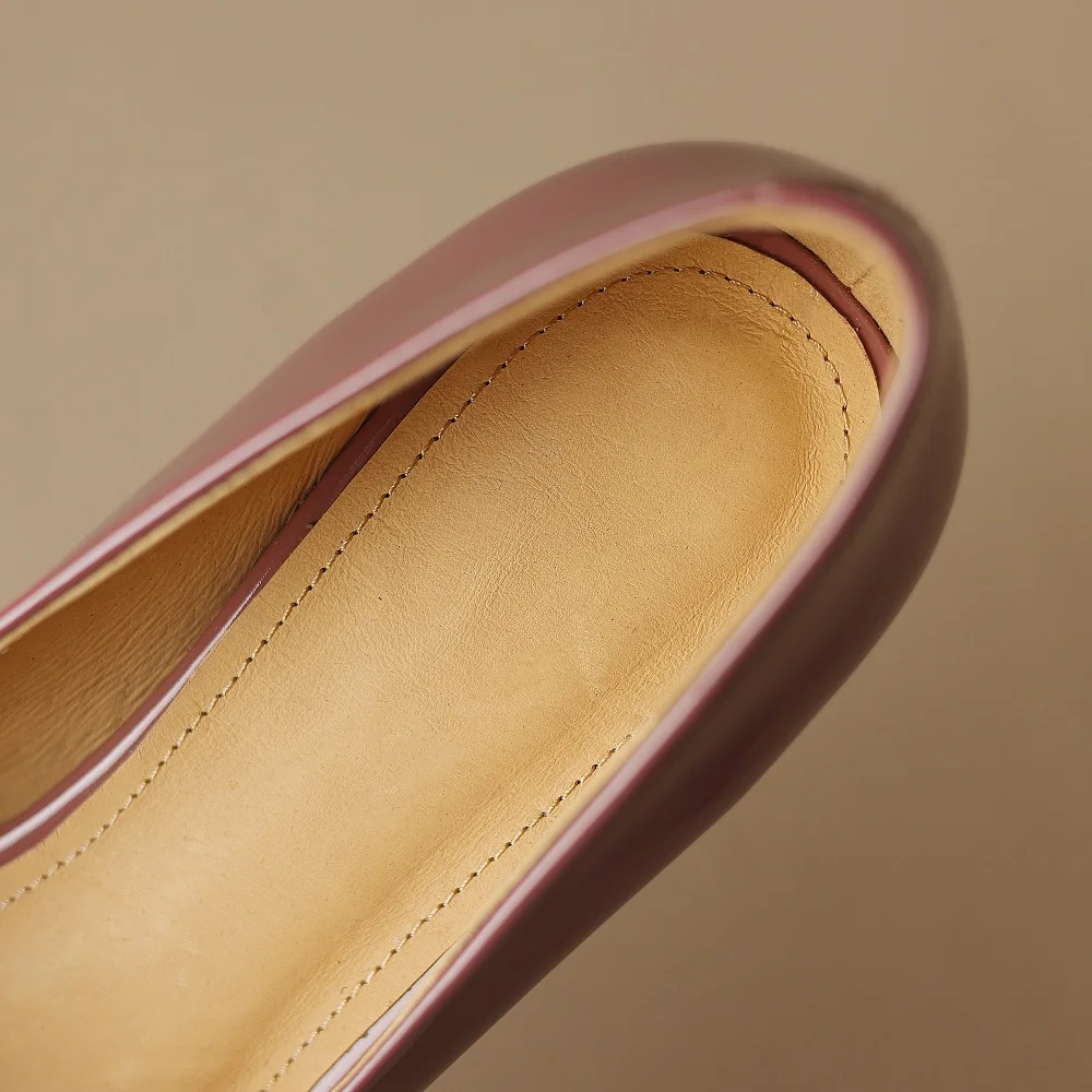 Женские туфли-лодочки из натуральной кожи с металлическим украшением