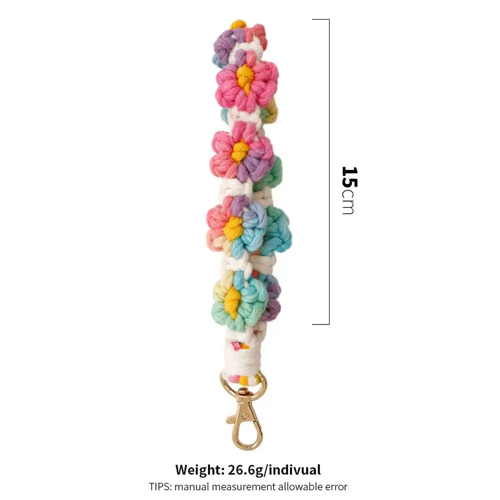 Брелок с ремешком на запястье цветочный макраме