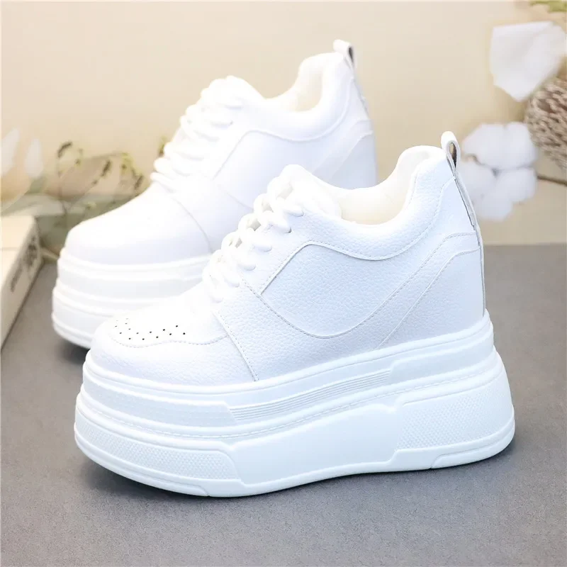 Женская Вулканизированная обувь на танкетке 12 см черно-белая платформе с