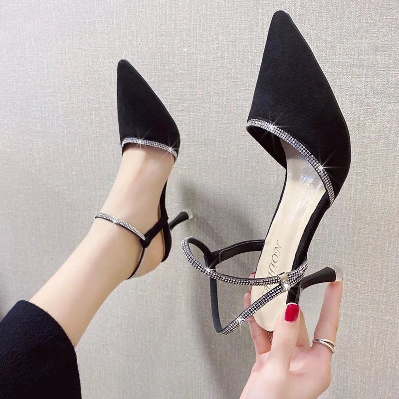 

Блестящие кожаные женские сандалии с ремешком на пятке и острым носком