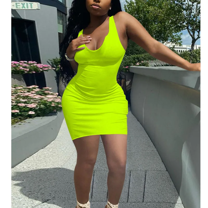 Женское трикотажное платье-миди в рубчик полоску с V-образным вырезом |