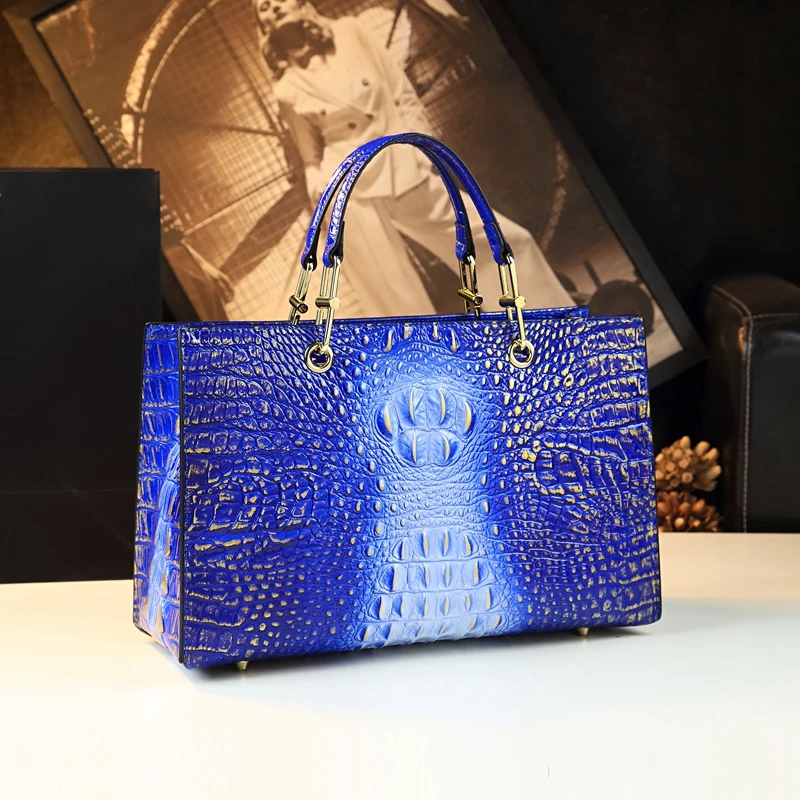 

Женская сумка из натуральной кожи с градиентным крокодиловым узором