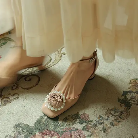 Женские туфли-лодочки из натуральной кожи, с квадратным носком и ремешком на щиколотке