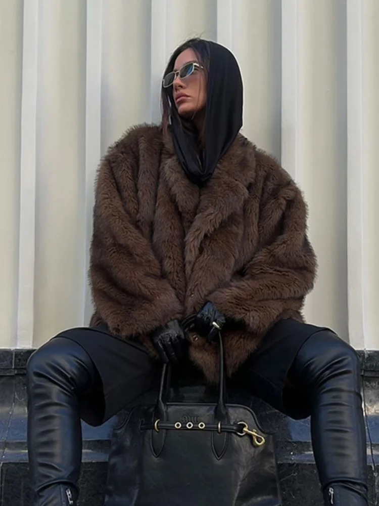 Женское пушистое пальто из искусственного меха с шоколадными лацканами